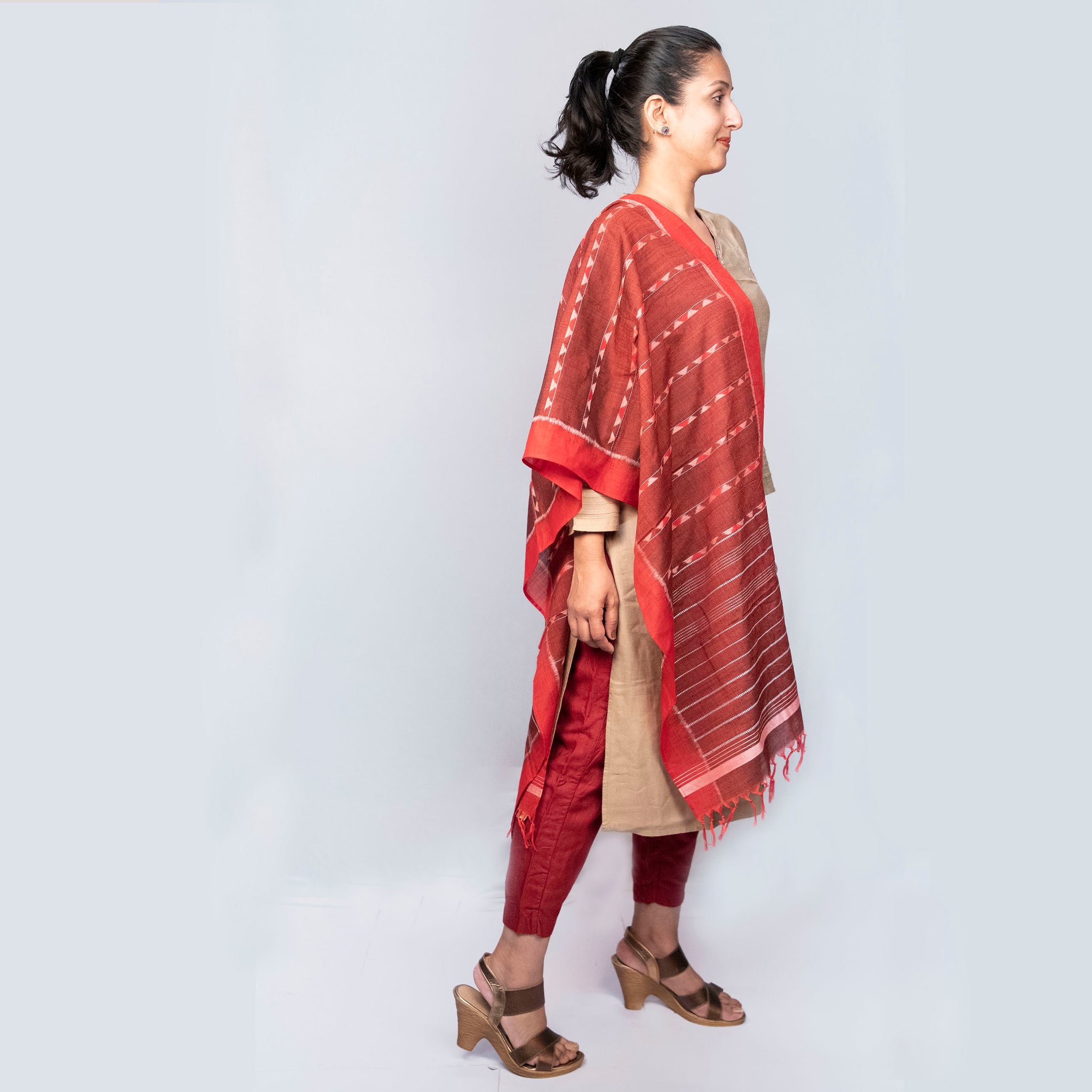 Two tone Sambalpuri cotton ikat stole with rows of triangular motifs on body